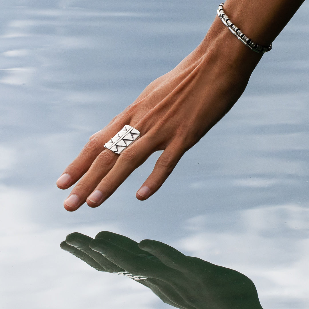Grande bague ethnique N°81 en argent massif artisanale - bague aux motifs géométriques réalisée à la main en argent patiné - Itsara Bijoux 