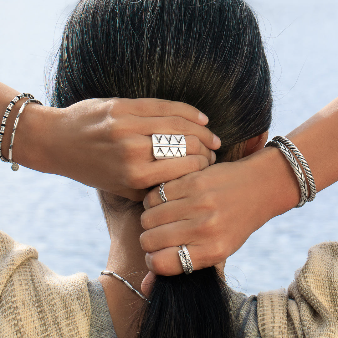 Grande bague ethnique N°81 en argent massif artisanale - bague aux motifs géométriques réalisée à la main en argent patiné - Itsara Bijoux 