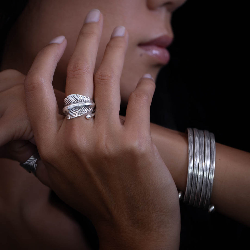 La bague en argent N°03 pour femme Itsara Bijoux, artisanale et délicate, s'enroule telle une feuille autour de votre doigt. Chaque détail est travaillé pour révéler sa beauté naturelle et son allure unique - Itsara bijoux
