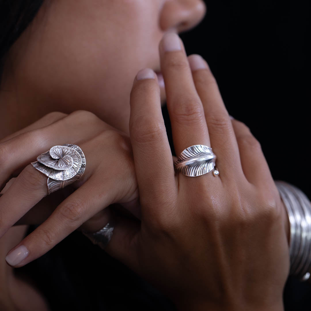 La bague en argent N°03 pour femme Itsara Bijoux incarne la beauté de la nature, avec ses courbes gracieuses et ses détails en relief. Ce bijou capture l'essence de la feuille dans une finition artisanale - Itsara bijoux
