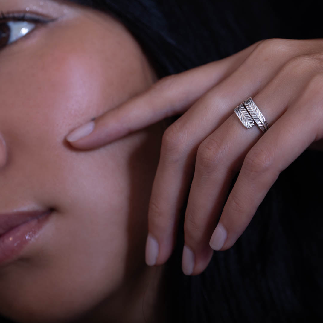 Cette bague en argent massif N°05 pour femme est artisanale, fine et confortable. Les nervures de feuilles poinçonnées à main levée ajoutent une touche graphique, tandis que la patine met en valeur ce design naturel - Itsara bijoux

