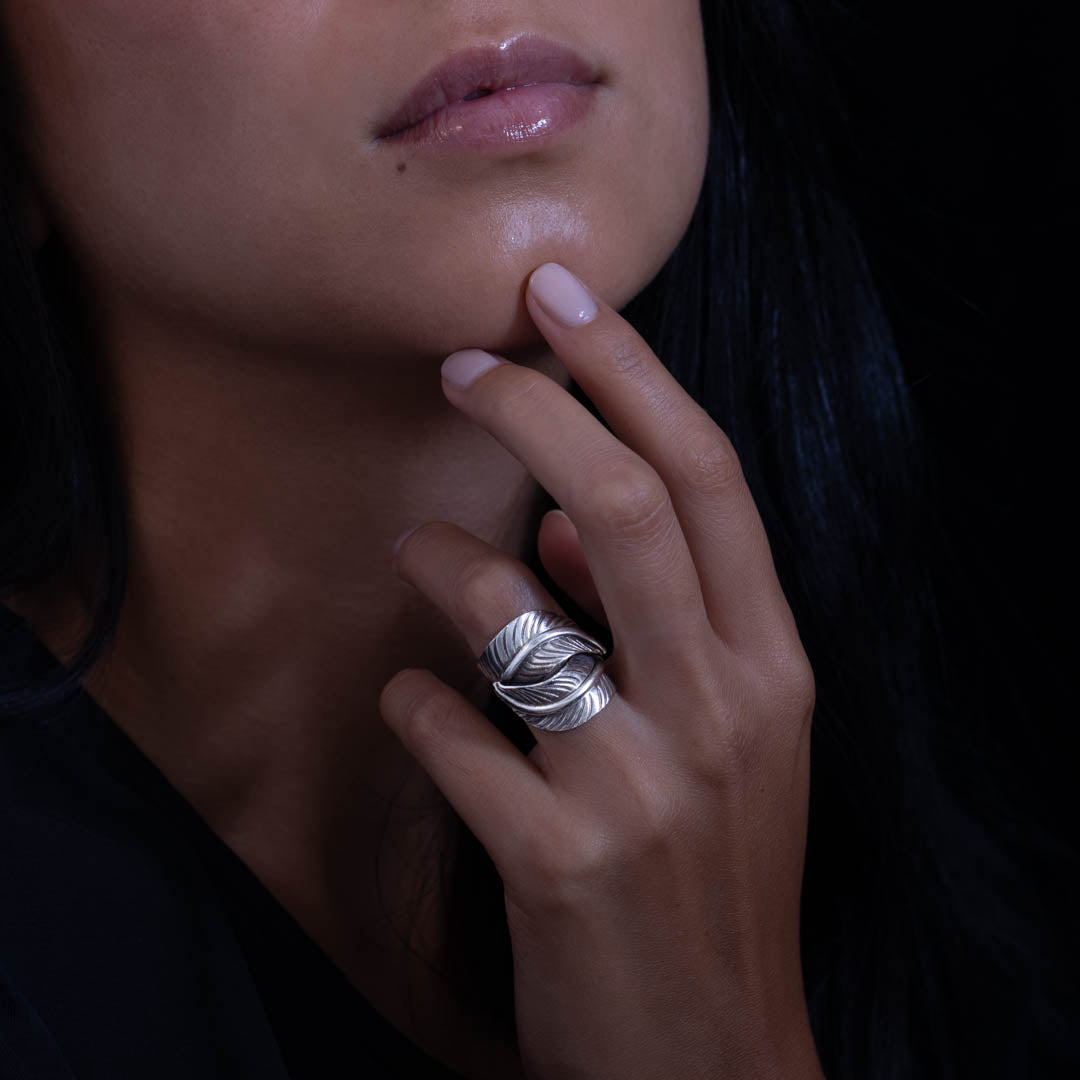 Belle bague artisanale en argent massif N°06, avec des motifs de nervures de feuilles. Réalisée à la main et patinée pour souligner son design végétal, elle s’enroule gracieusement autour de votre doigt, un hommage à la Nature - Itsara bijoux

