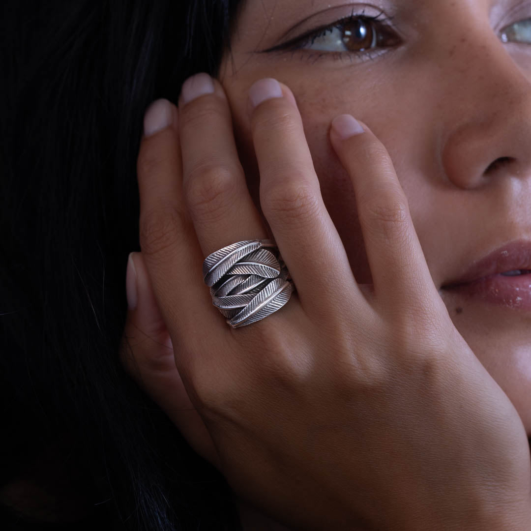 Bague artisanale en argent massif N°07, belle et imposante. Ses multiples feuilles entrelacées et nervures en relief sont soigneusement poinçonnées à la main. La patine accentue le design, un hommage au végétal et aux esprits de la Nature - Itsara bijoux