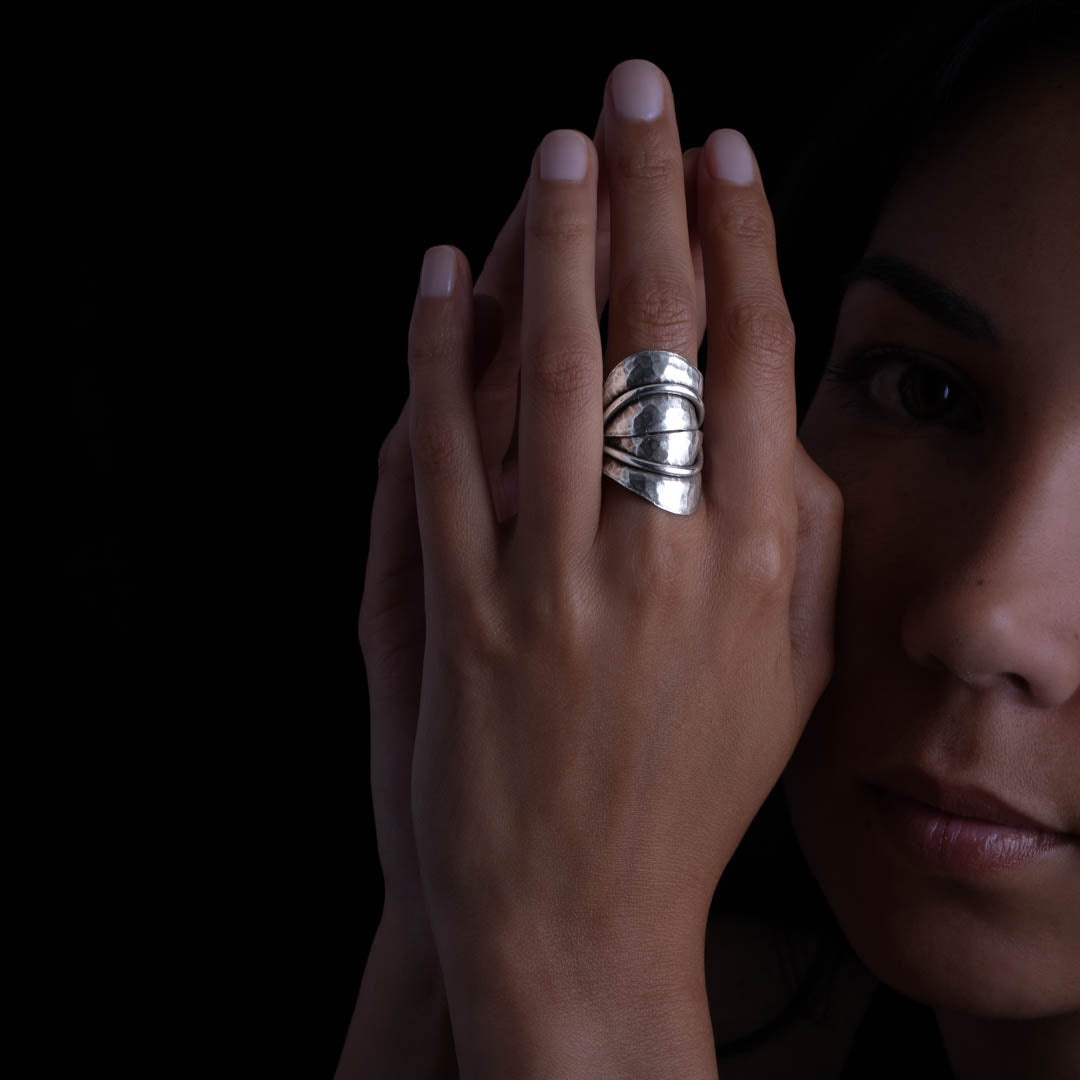 La grande bague en argent N°10 pour femme Itsara Bijoux est un hommage à la nature, avec ses feuilles martelées et patinées qui évoquent la vitalité du monde végétal. Un accessoire audacieux qui ne passe pas inaperçu - Itsara bijoux