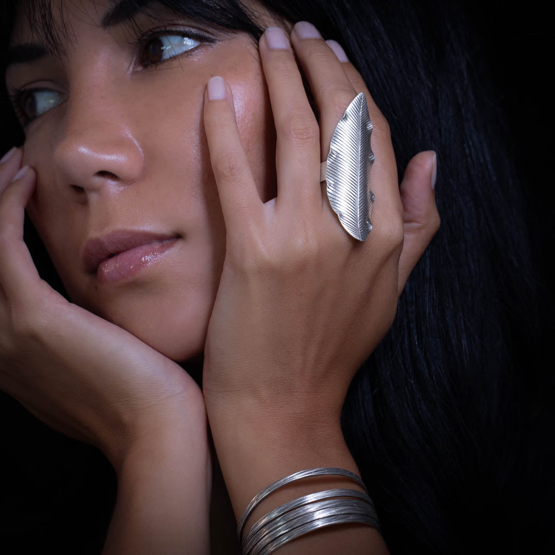 La bague en argent N°31 pour femme Itsara Bijoux est une œuvre d'art entièrement faite à la main. Inspirée par la nature, ses nervures dentelées révèlent un savoir-faire artisanal exceptionnel, accentué par une patine élégante - Itsara bijoux