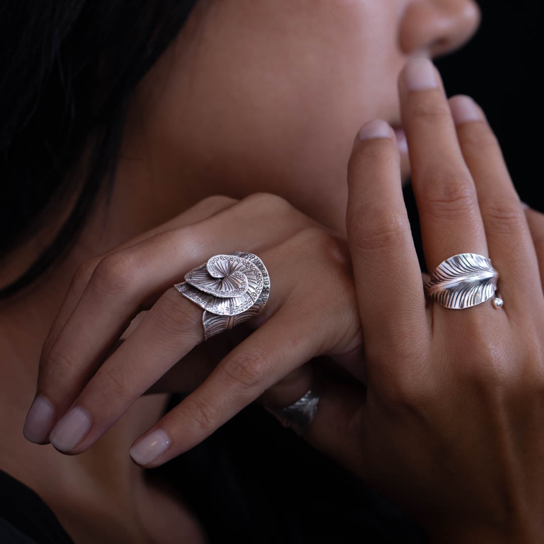 Bague en argent Fleur N°20 artisanale, porté par une femme - Itsara bijoux