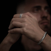  bague portée par un homme, créant un look harmonieux avec des bijoux en argent massif faits à la main.