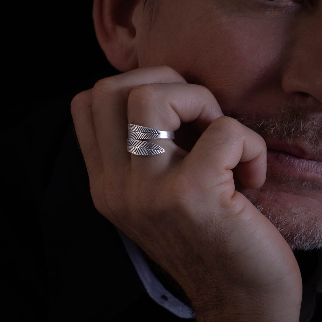 Bague en argent massif N°46 pour homme réalisée entièrement à la main d'une seule pièce d'argent patinée et nervurée pour évoquer deux feuilles - Itsara bijoux 