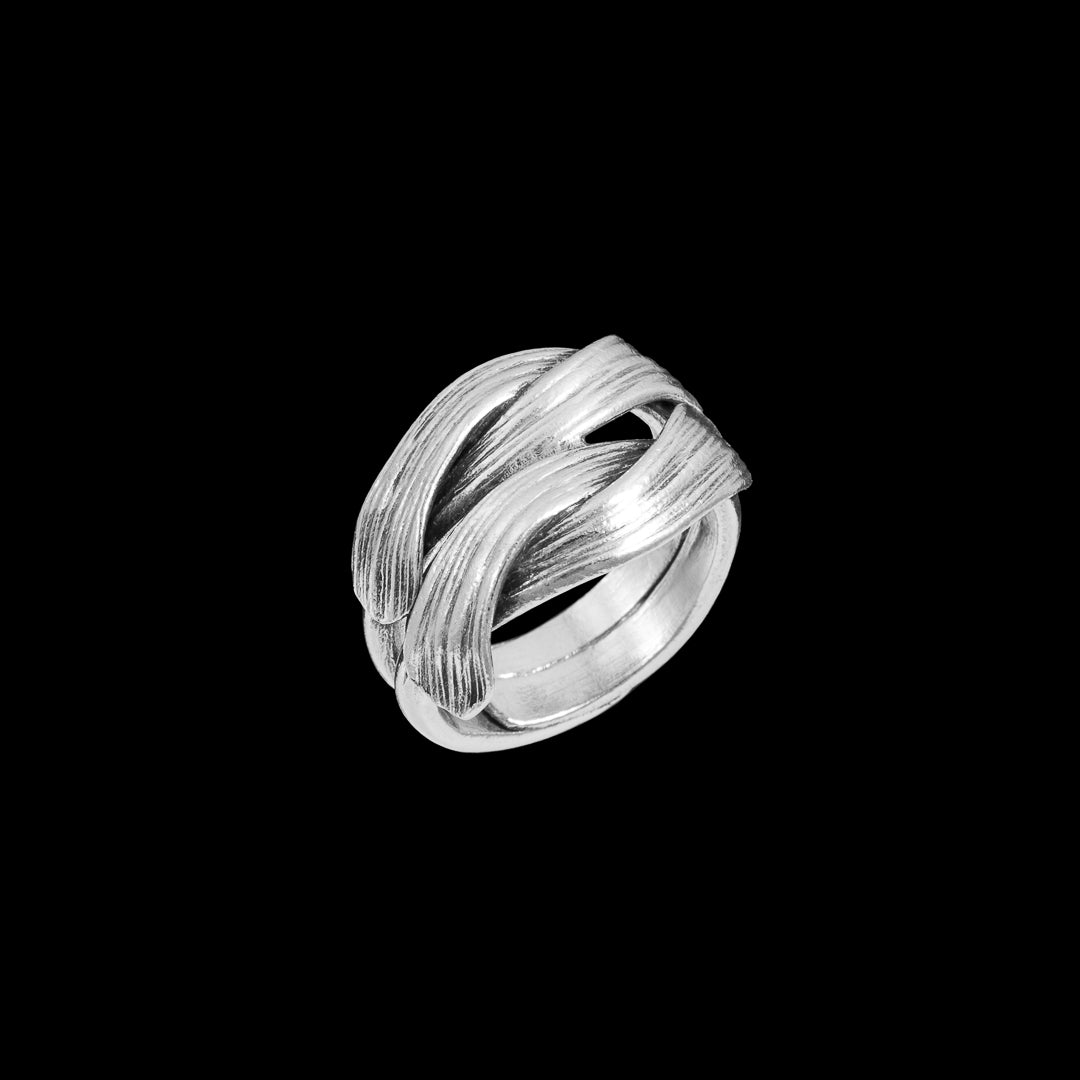 Bague femme en argent ethnique N°12, entièrement artisanale. Son design griffé et patiné lui confère une allure brute, tout en restant originale et non-conformiste, parfaite pour un style fort et authentique - Itsara bijoux