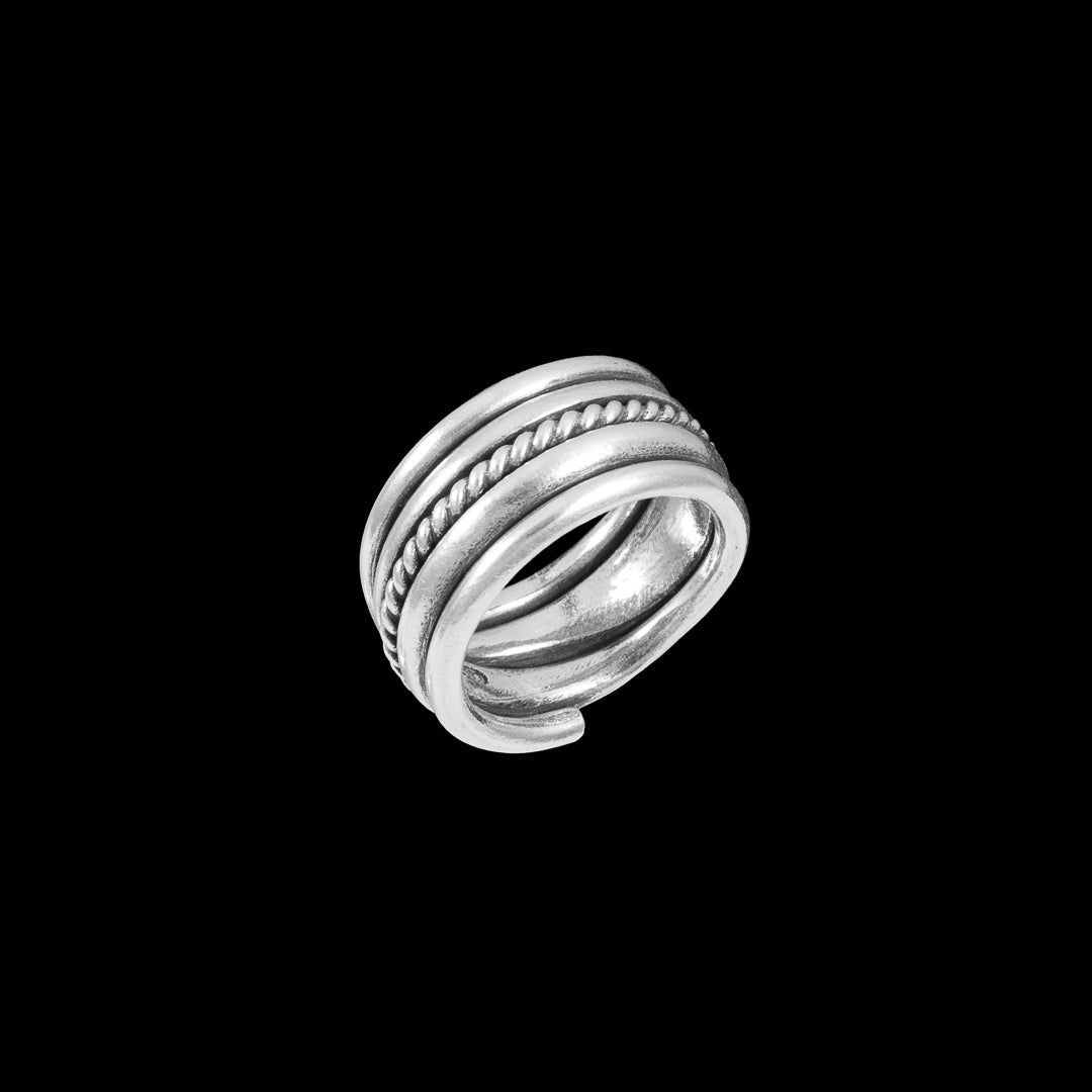 Bague en argent massif artisanale ethnique N°45, avec un fil torsadé et patiné au milieu, anneau large au design enroulé - Itsara bijoux