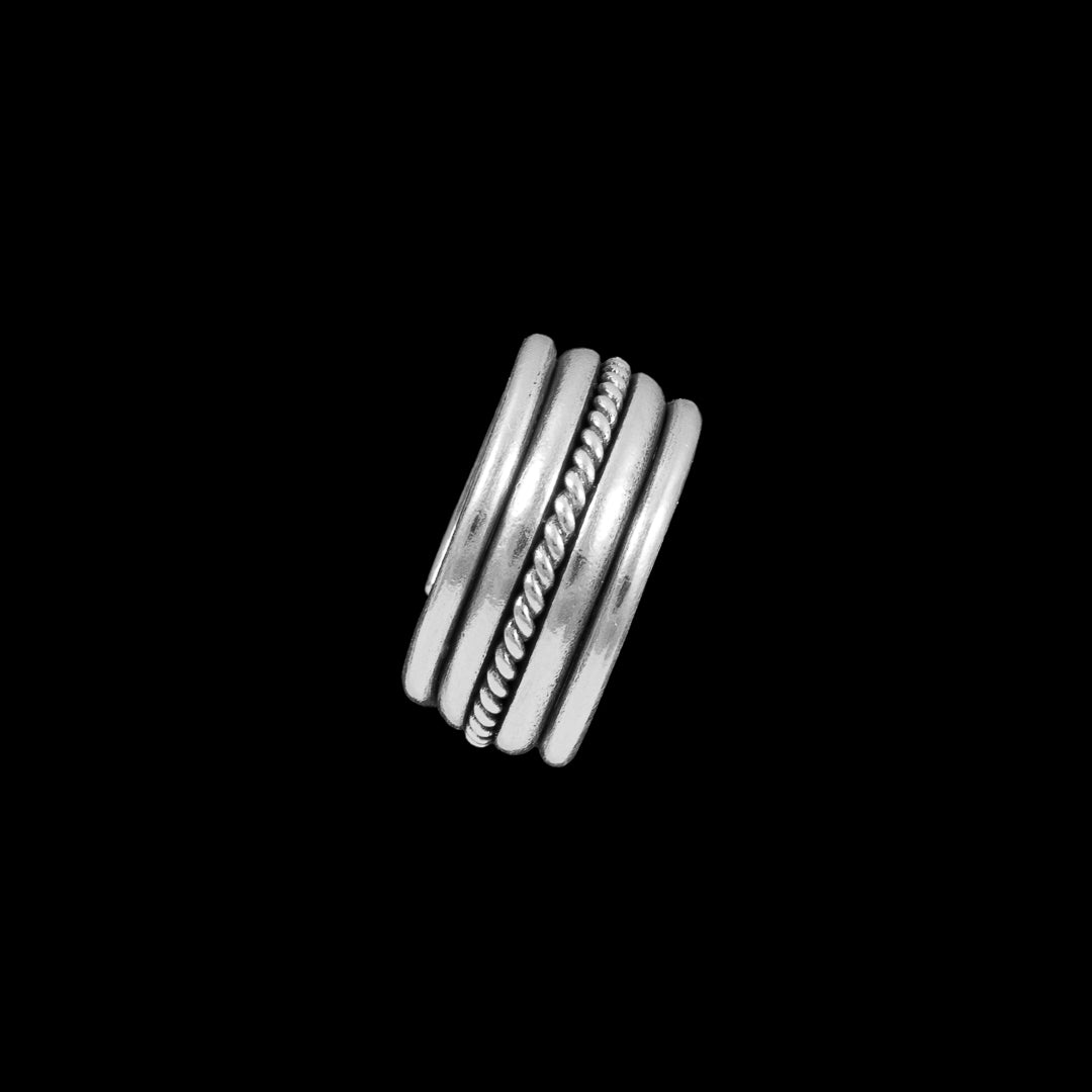 Bague en argent massif artisanale ethnique N°45, avec un fil torsadé et patiné au milieu, anneau large au design enroulé - Itsara bijoux