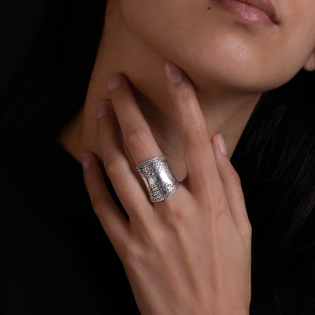 Bague cintrée en argent massif ethnique N°71, entièrement poinçonnée à la main. Son design épuré et ethnique, révélé par une patine délicate - Itsara bijoux