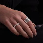 Bague en argent contemporaine N°60, une pièce dynamique entièrement faite à la main. Son design avec nervures verticales et un ourlet central en relief évoque la texture du bambou, sublimée par une patine délicate - Itsara bijoux