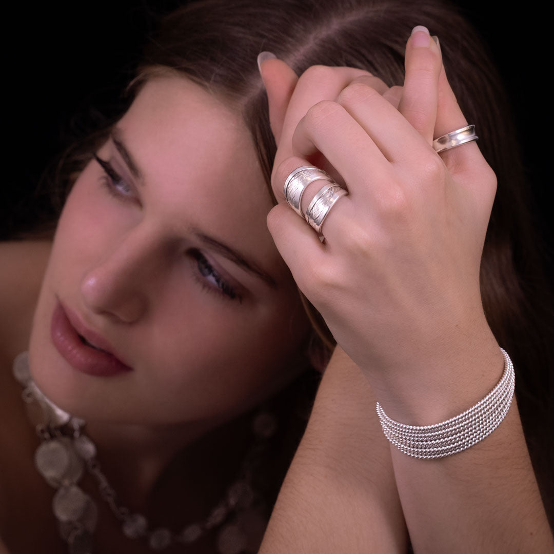 Bague artisanale en argent contemporaine N°61, alliant tradition et modernité. La texture originale et le ruban d'argent qui entoure les deux parties ajoutent une touche de style à ce bijou remarquable - Itsara bijoux