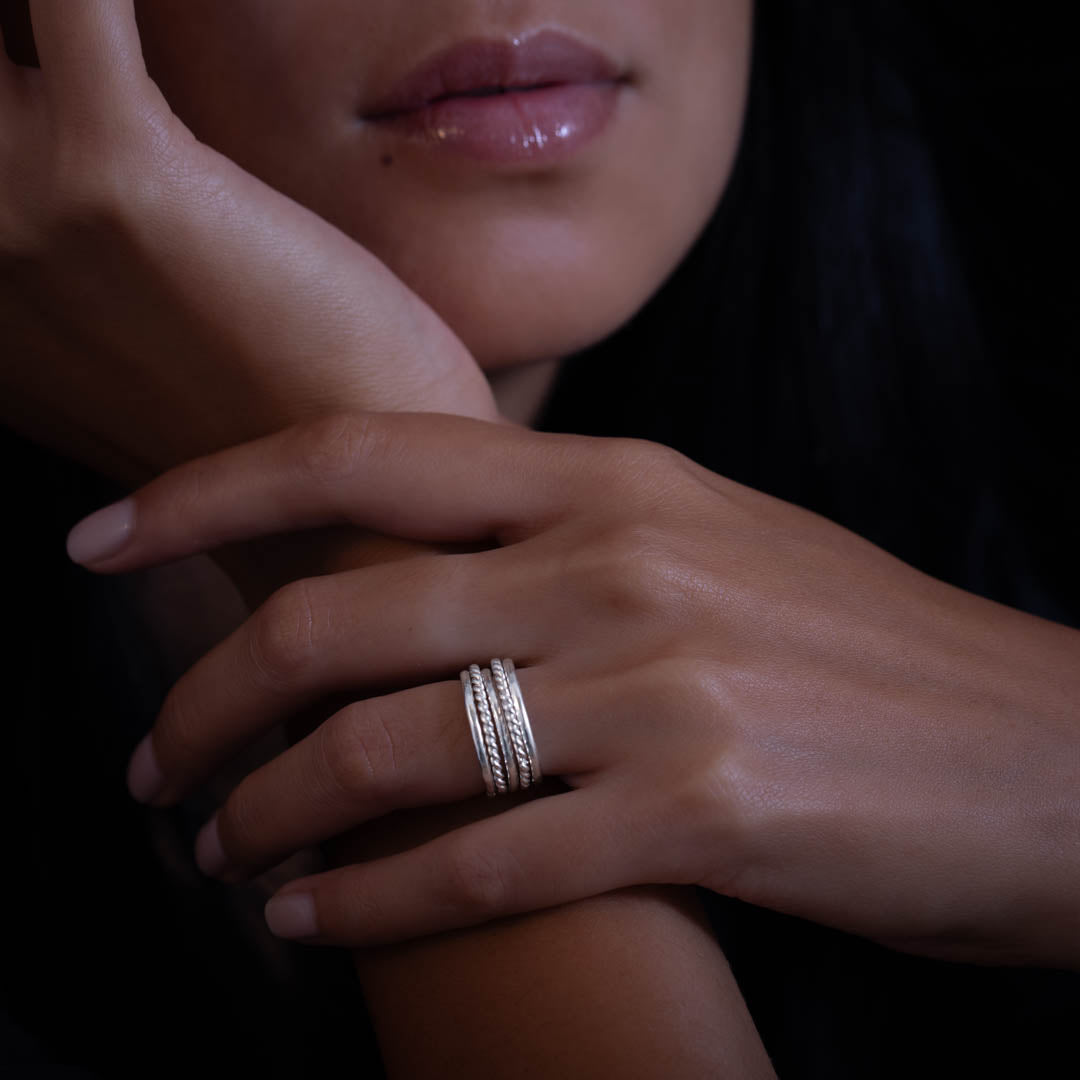 Bague en argent contemporaine N°02 de type semainier, composée de cinq anneaux fins. Son design moderne et élégant en fait une pièce fixe parfaite pour un look raffiné - Itsara bijoux