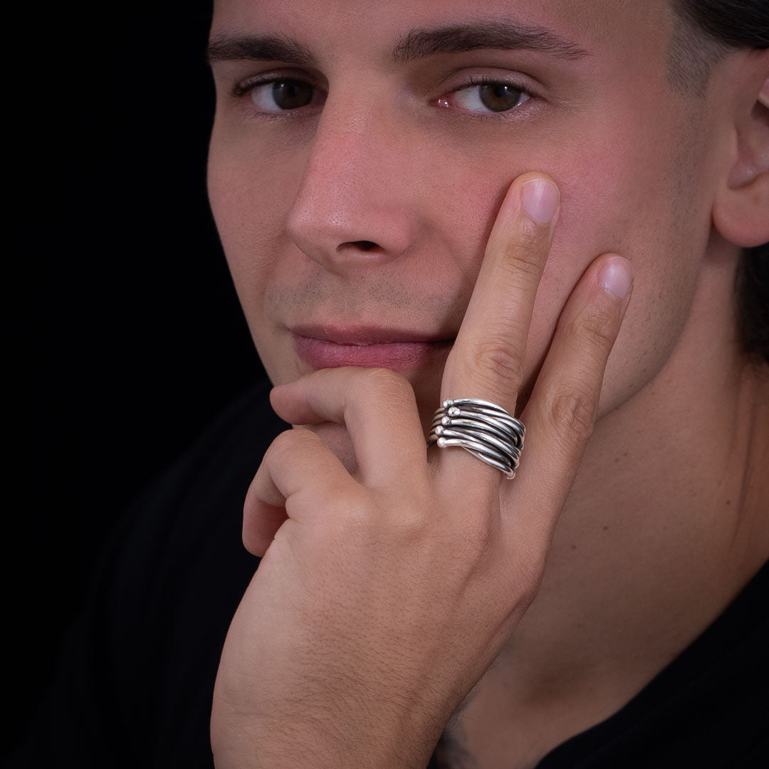 Bague artisanale en argent massif ethnique N°34 composée de 5 anneaux noués sur le dessus, avec des extrémités arrondies et une patine subtile - Itsara bijoux