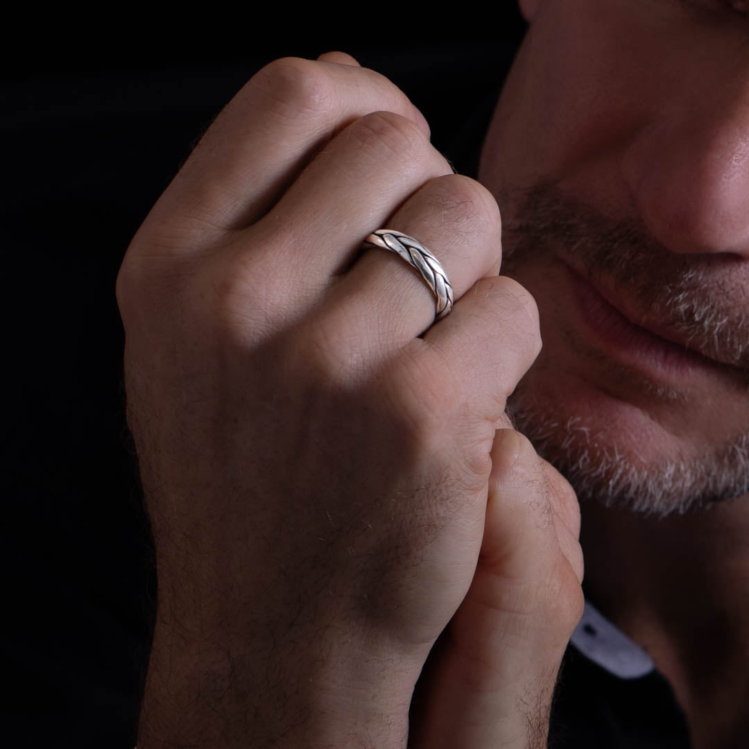 Bague en argent massif ethnique N°09, tressée à la main, avec une finition patinée et repolie pour homme. Ce bijou artisanal authentique offre un confort optimal et une personnalité marquante, parfait pour un look élégant et intemporel - Itsara bijoux