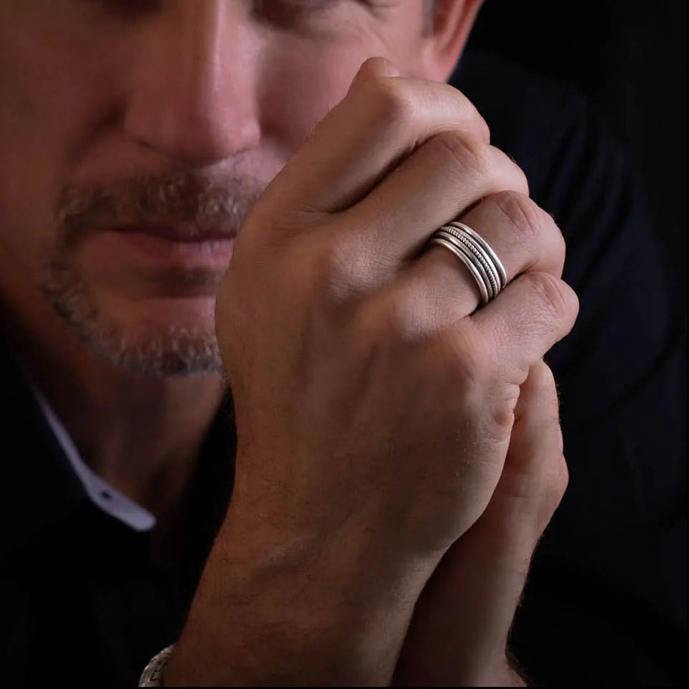 Bague artisanale en argent massif pour homme avec un fil torsadé et des finitions patinées pour un look à la fois brut et intemporel -bague argent ethnique N°45 - Itsara Bijoux