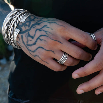 homme portant une bague en argent massif ethnique réalisé à la main par les artisans karen