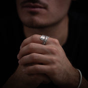 bague en argent massif, ourlée par deux fils torsadés. L'effet patiné donne du relief et accentue le côté artisanal de cette pièce à la fois simple et élégante.