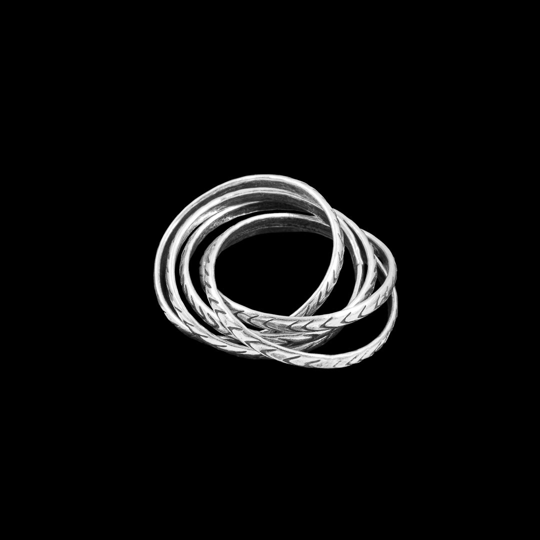 Bague en argent massif contemporaine N°52 pour femme, semainier artisanal composé de cinq anneaux poinçonnés de motifs flèches patinés. Itsara bijoux