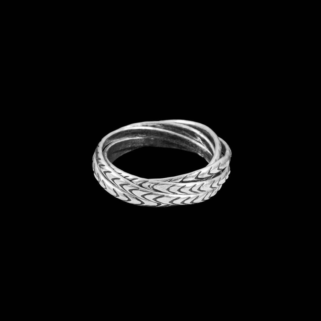 Bague en argent massif contemporaine N°52 pour femme, semainier artisanal composé de cinq anneaux poinçonnés de motifs flèches patinés. Itsara bijoux