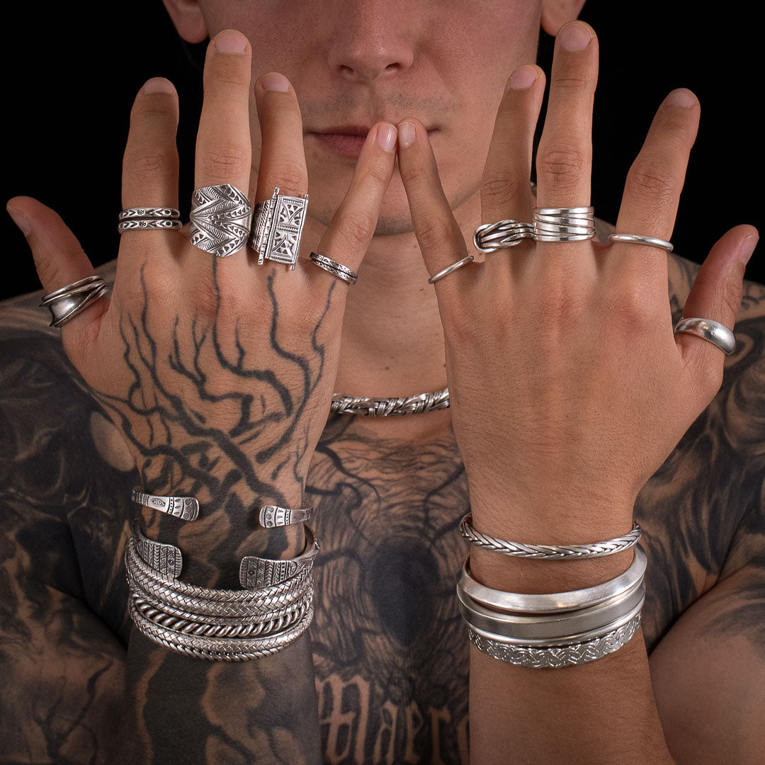 Bagues artisanales et bracelets en argent massif pour homme avec des motifs poinçonnés à la main, bijoux ethniques au design graphique captivant - Itsara bijoux