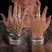 Bagues artisanales et bracelets en argent massif pour homme avec des motifs poinçonnés à la main, bijoux ethniques au design graphique captivant - Itsara bijoux