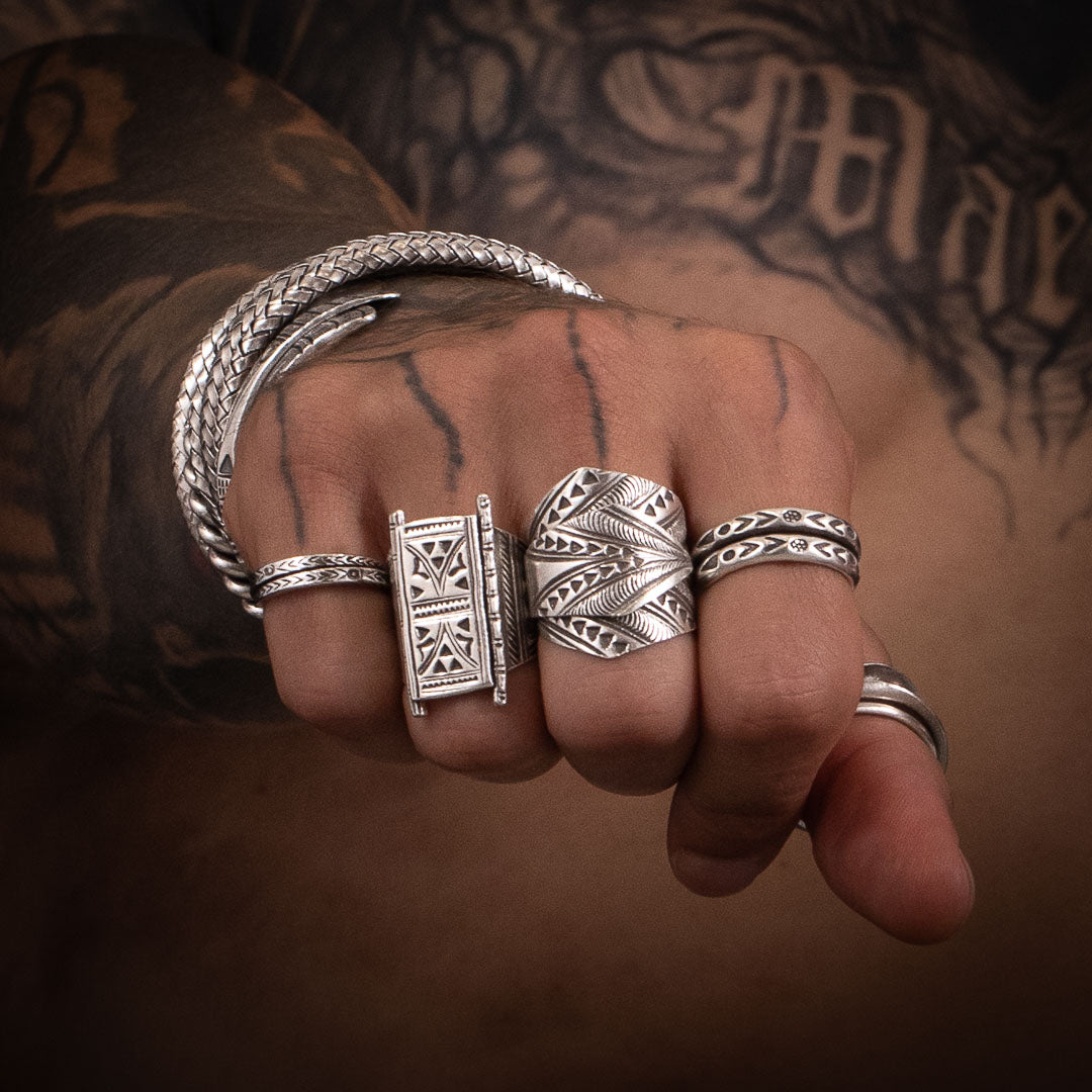 Bagues artisanales et bracelets en argent massif pour homme avec des motifs poinçonnés à la main, bijoux ethniques au design graphique captivant - Itsara bijoux