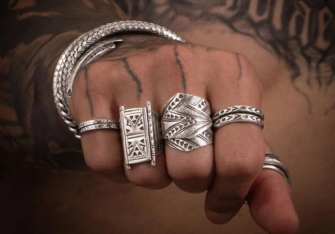 Bagues artisanales et bracelets en argent massif pour homme avec des motifs poinçonnés à la main, bijoux ethniques au design graphique captivant - Itsara bijoux