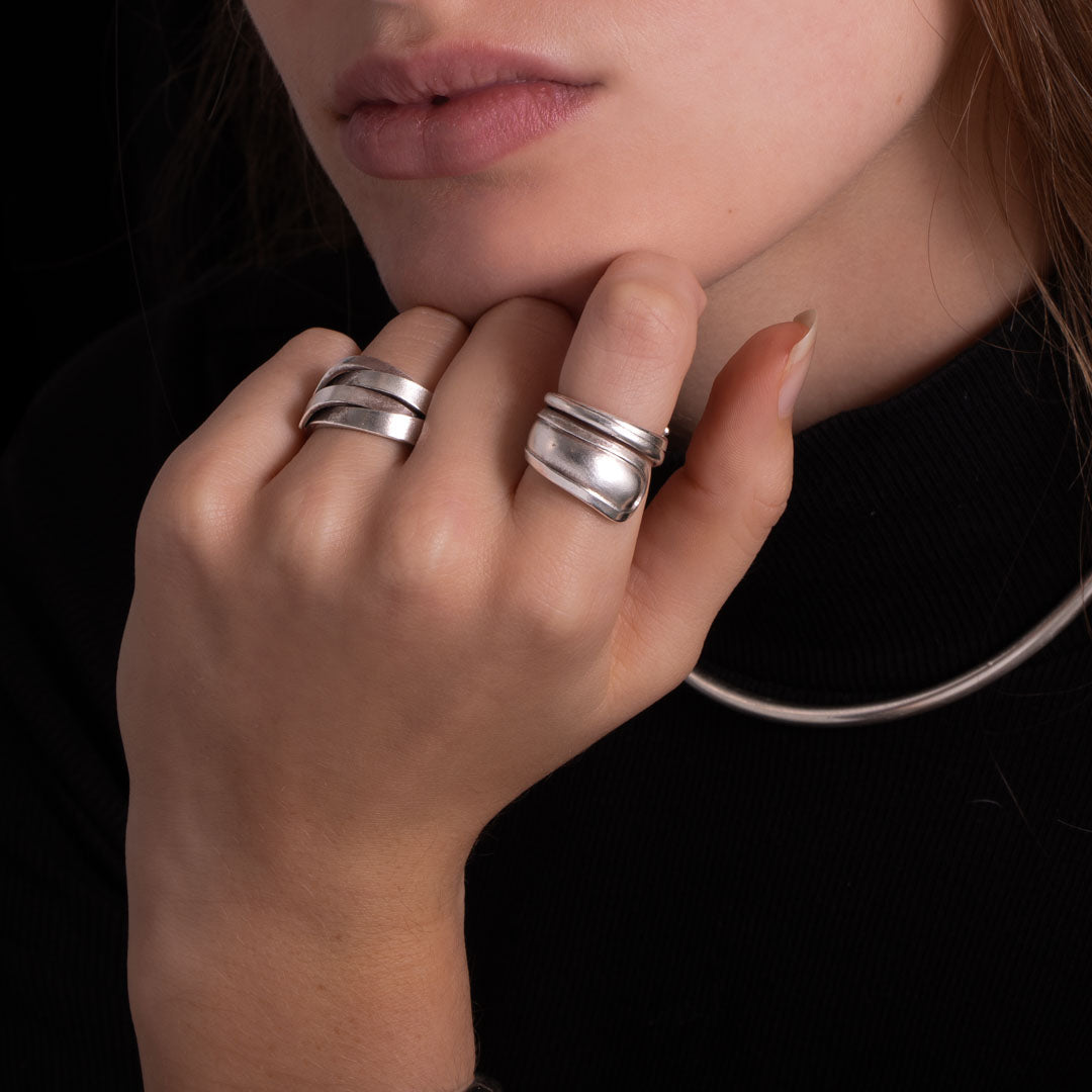 Belle bague artisanale en argent massif N°49, entièrement faite à la main. Avec ses deux anneaux aplatis patinés qui s'entrecroisent, cette pièce offre un relief unique à un bijou intemporel - Itsara bijoux