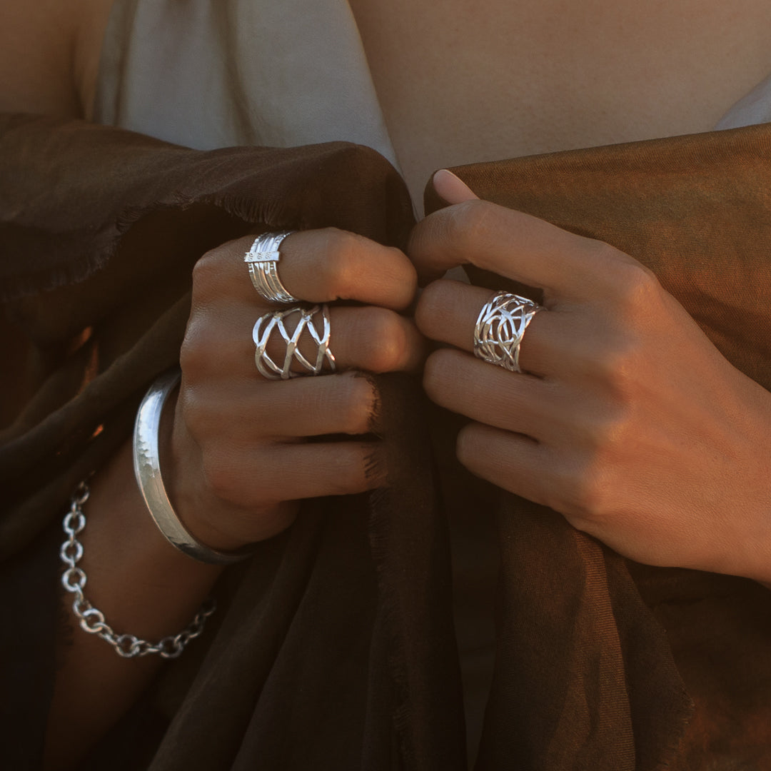 Élégante et unique, cette bague en argent contemporaine N°17 est réalisée avec un tressage ajouré. Sa structure artisanale rappelle une dentelle délicate, idéale pour un look moderne - Itsara bijoux