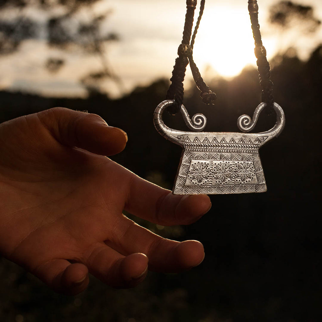 collier avec pendentif artisanal en argent massif. Pendentif traditionnel de l'ethnie Hmong : le cadenas