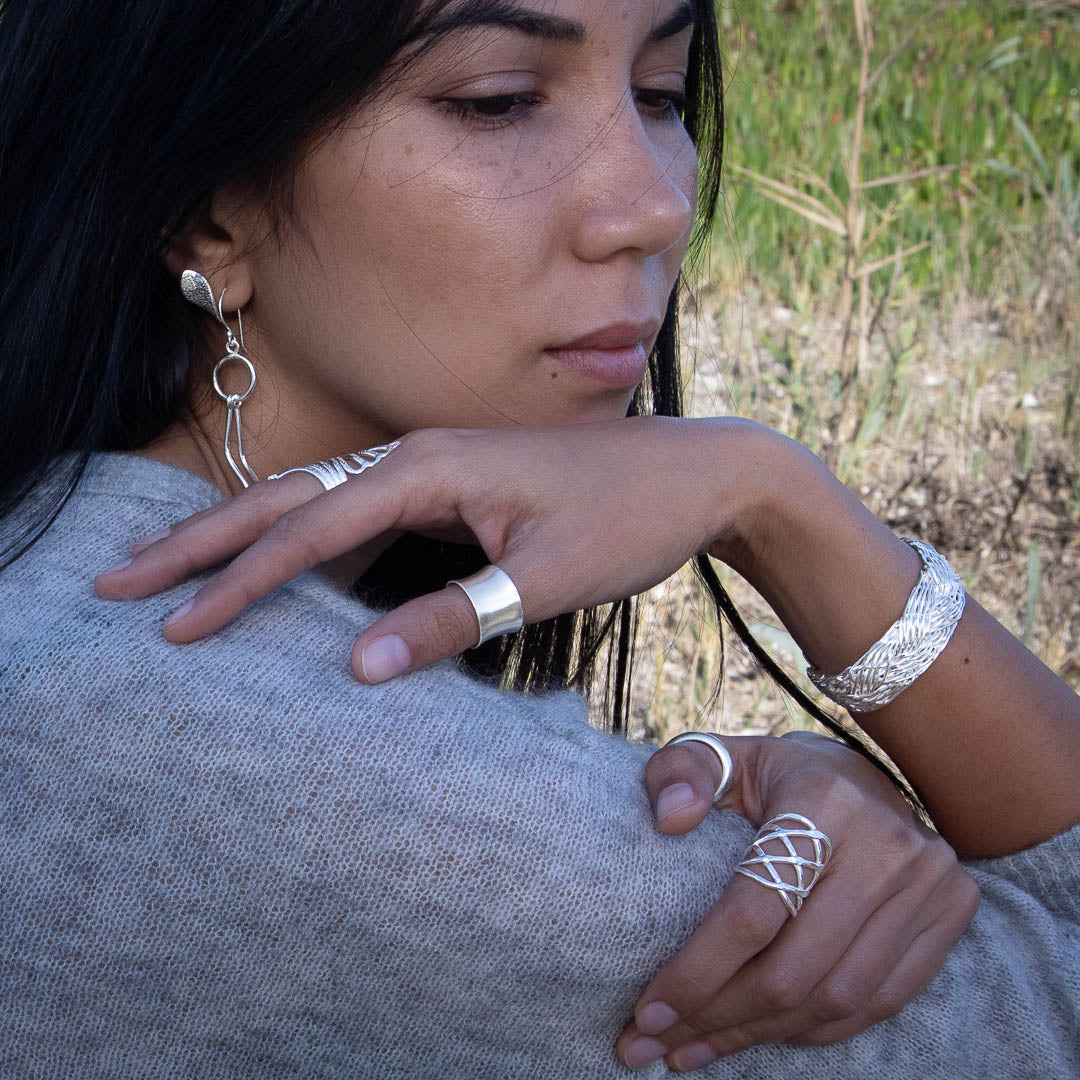 Bracelet artisanal N°06 en argent massif pour femme, réalisé dans un magnifique tressage de nombreux fils d'argent pur. Non patiné, il affiche un éclat blanc qui lui confère une élégance raffinée - Itsara Bijoux