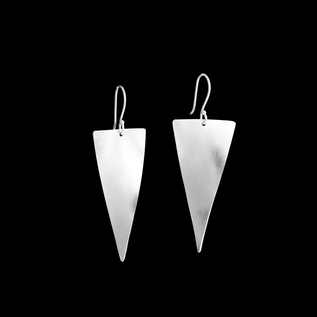 Boucles d'oreilles en argent massif contemporaines N°36, pendantes et triangulaires. Entièrement faites à la main, elles ajoutent du mouvement et un effet graphique saisissant - Itsara bijoux