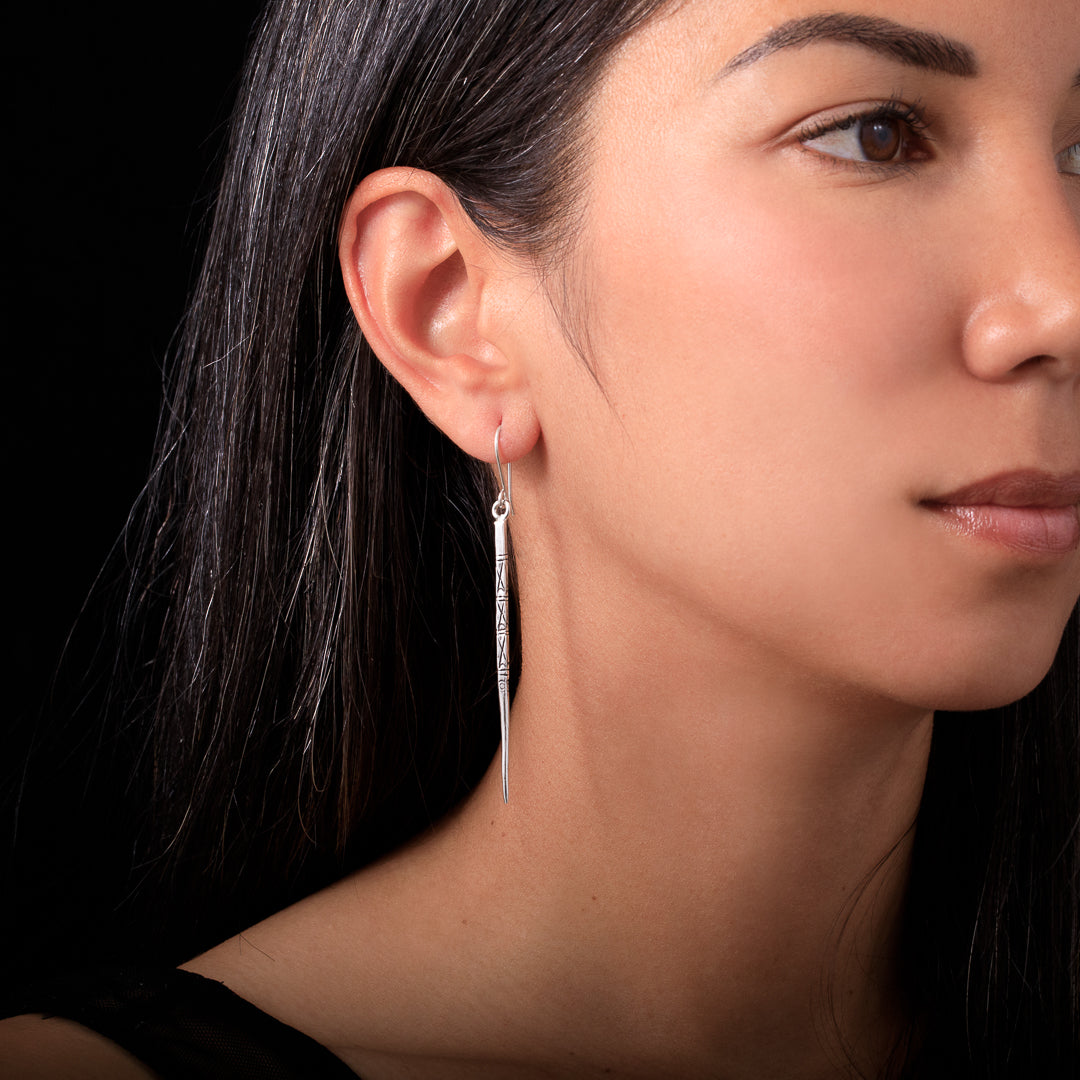 Boucles d'oreilles en argent massif ethniques N°85 réalisées entièrement à la main pour femme - boucles d'oreilles pendantes en pic, avec motifs ethniques . bijou traditionnel Hmong - Itsara Bijoux