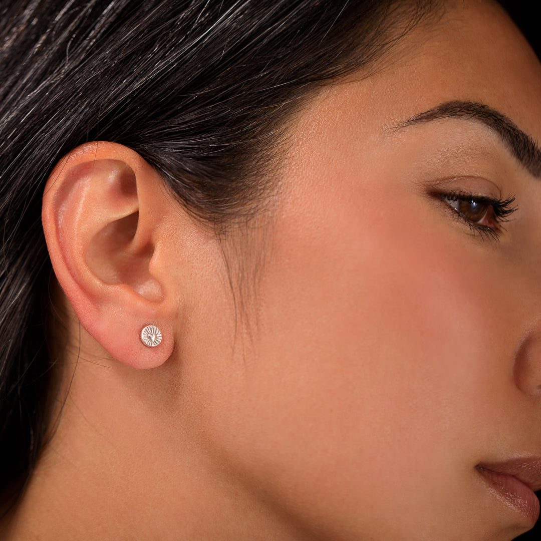 Boucles d'oreilles en argent Contemporaines N°34 fabriquée à la main par des artisans - boucles clous motif coeur en argent massif- Itsara bijoux