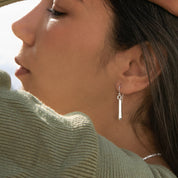 Boucles d'oreilles en argent massif contemporaine N°11 - petits pendants faits main en argent massif - Itsara Bijoux 