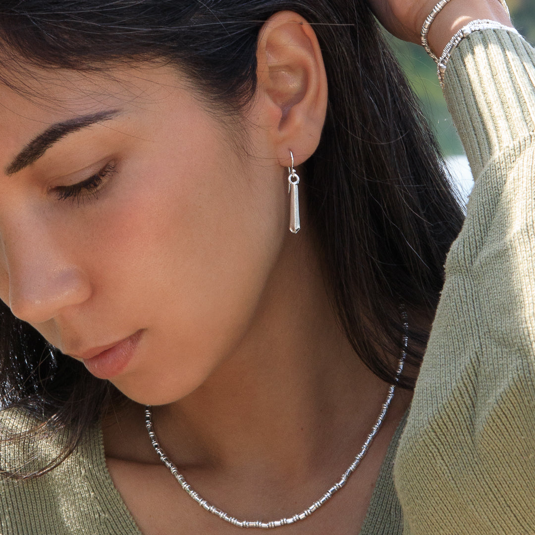 Boucles d'oreilles en argent massif contemporaine N°11 - petits pendants faits main en argent massif - Itsara Bijoux 