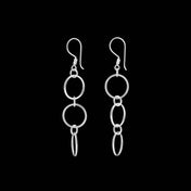 Boucles d'oreilles en argent massif contemporaines N°04 pour femme, confectionnées à la main avec un design de maillons ronds. Légères et élégantes, elles sont idéales pour apporter une touche intemporelle à votre style - Itsara bijoux