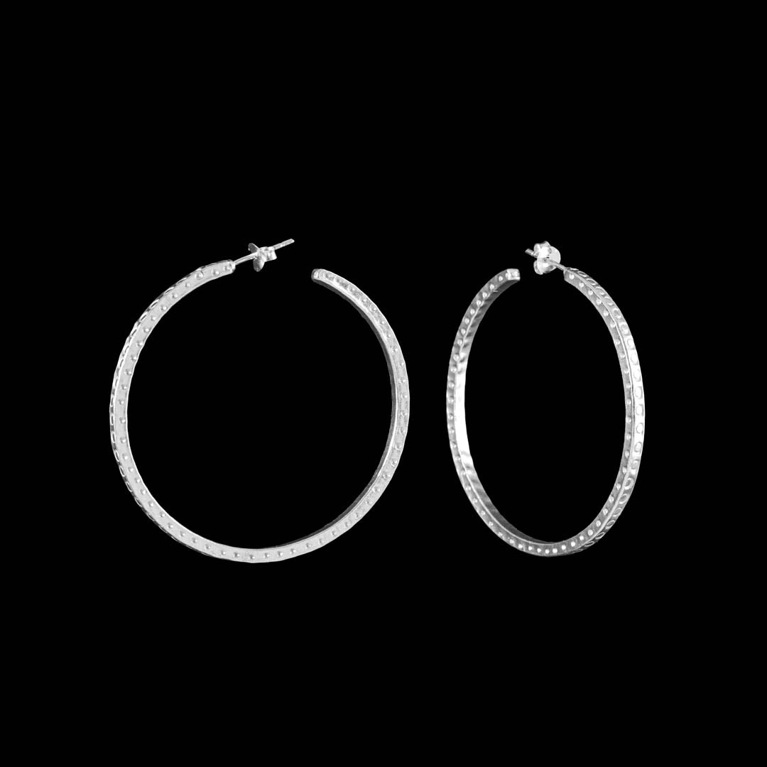 Créoles contemporaines N°15, entièrement faites à la main. Leur design carré et les motifs ronds martelés apportent une touche moderne à un style ethnique traditionnel - Itsara bijoux