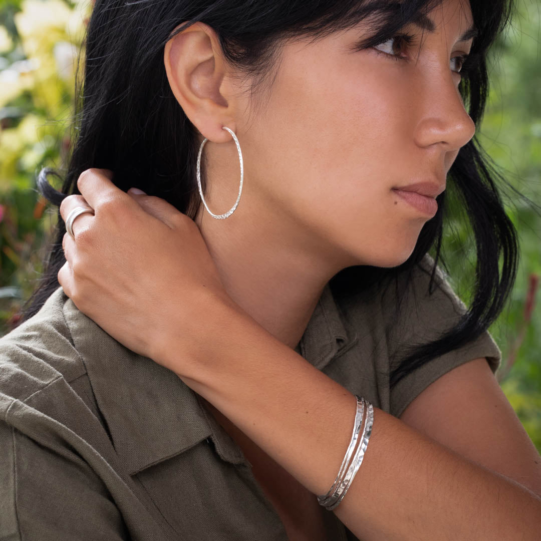 Créoles légères en argent massif contemporaines N°30, avec un travail de martelage. Élégantes et féminines, elles sont intemporelles - Itsara bijoux