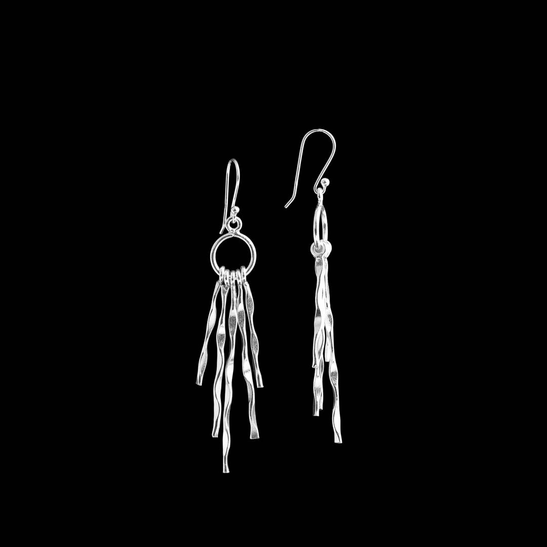 Boucles d'oreilles en argent massif contemporaines N°41 faites à la main, avec plusieurs baguettes martelées qui vibrent doucement à chaque geste. Un accessoire tendance qui attire les regards - Itsara bijoux