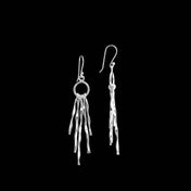 Boucles d'oreilles en argent massif contemporaines N°41 faites à la main, avec plusieurs baguettes martelées qui vibrent doucement à chaque geste. Un accessoire tendance qui attire les regards - Itsara bijoux