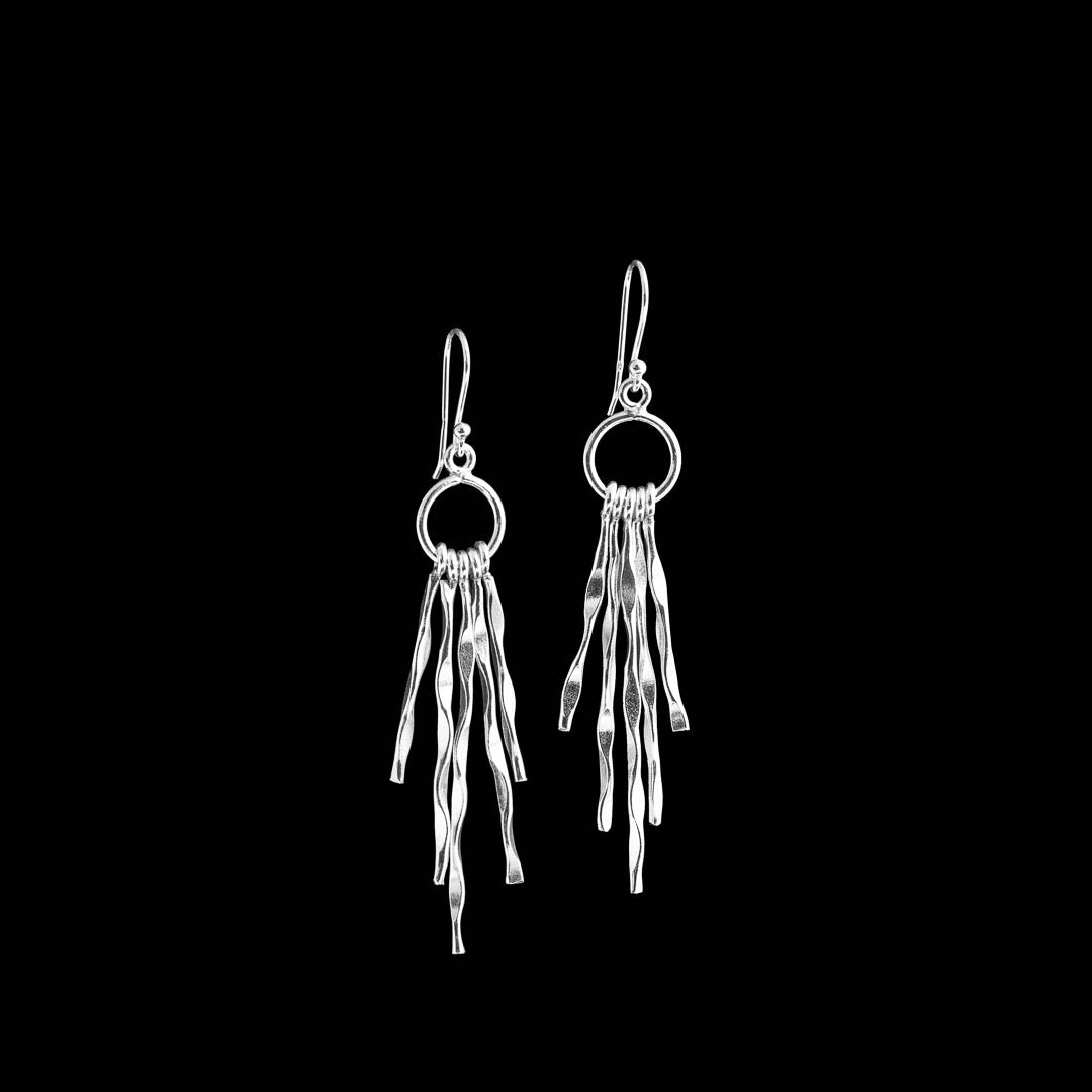 Boucles d'oreilles en argent massif contemporaine N°41 faites à la main, composées de baguettes martelées suspendues à un cercle d'argent. Un bijou lumineux qui s'anime avec chaque mouvement - Itsara bijoux