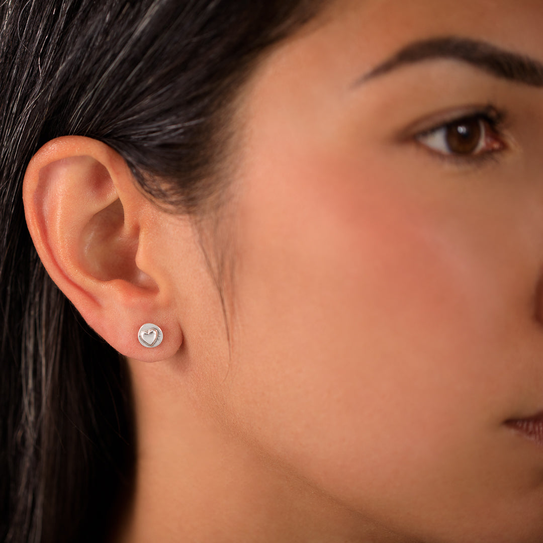 Jolies puces d'oreilles en argent massif  contemporaines N°09 pour femme, décorées d'un motif cœur unique, réalisé à la main. Leur discrétion les rend parfaites pour tous les jours, rehaussées par une patine élégante - Itsara bijoux