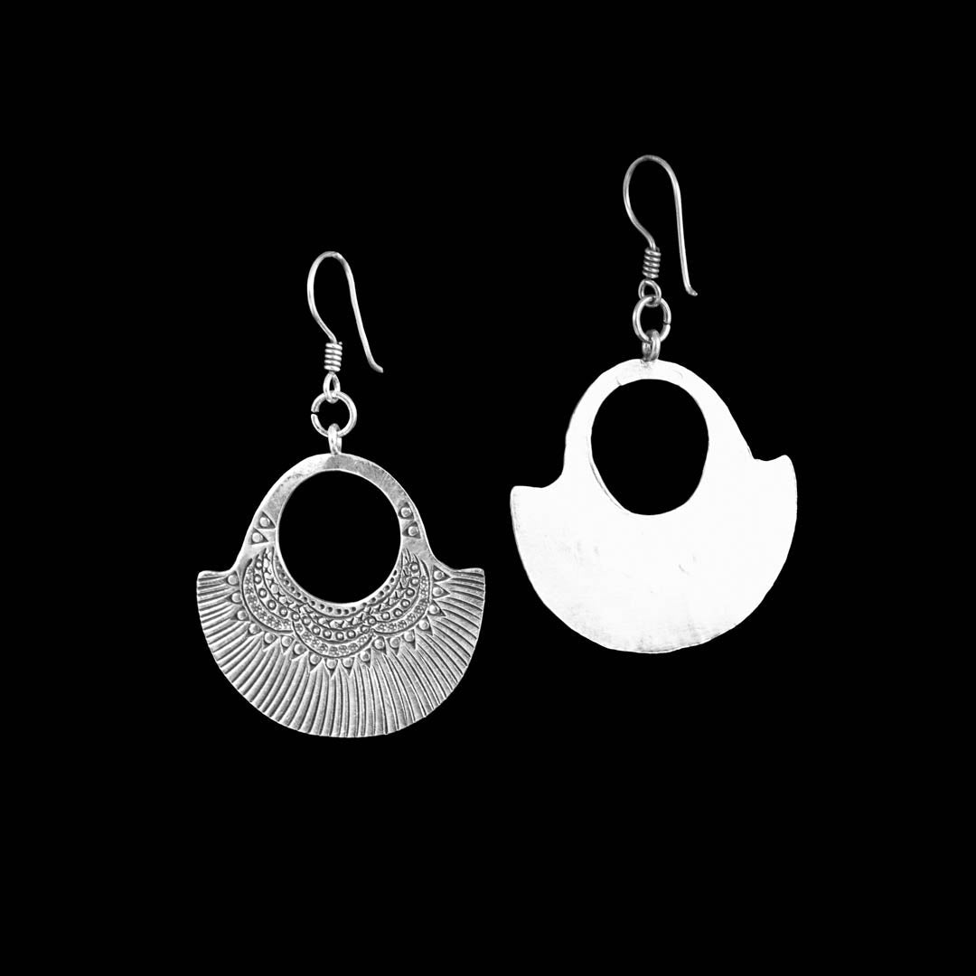 Boucles d'oreilles très ethniques N°09, au design puissant et captivant. Chaque paire, entièrement réalisée à la main dans une plaque d'argent pur, est poinçonnée et patinée pour un caractère unique qui attire tous les regards - Itsara bijoux
