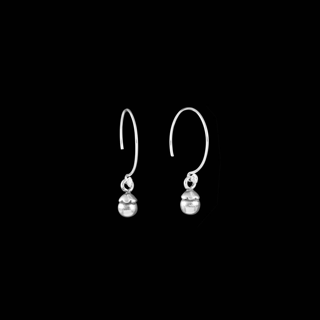 Boucles d'oreilles artisanales en argent massif ethniques N°12 avec des pendants délicats en forme de petits fruits, accrochés à de fines créoles pour femme - Itsara Bijoux