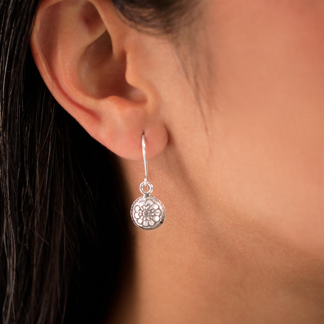 Petites boucles d'oreilles en argent massif ethniques N°14, délicatement bombées avec des motifs floraux. Poinçonnées à la main, elles célèbrent l'animisme du peuple Karen à travers leur design - Itsara bijoux