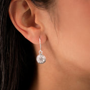 Petites boucles d'oreilles en argent massif ethniques N°14, délicatement bombées avec des motifs floraux. Poinçonnées à la main, elles célèbrent l'animisme du peuple Karen à travers leur design - Itsara bijoux